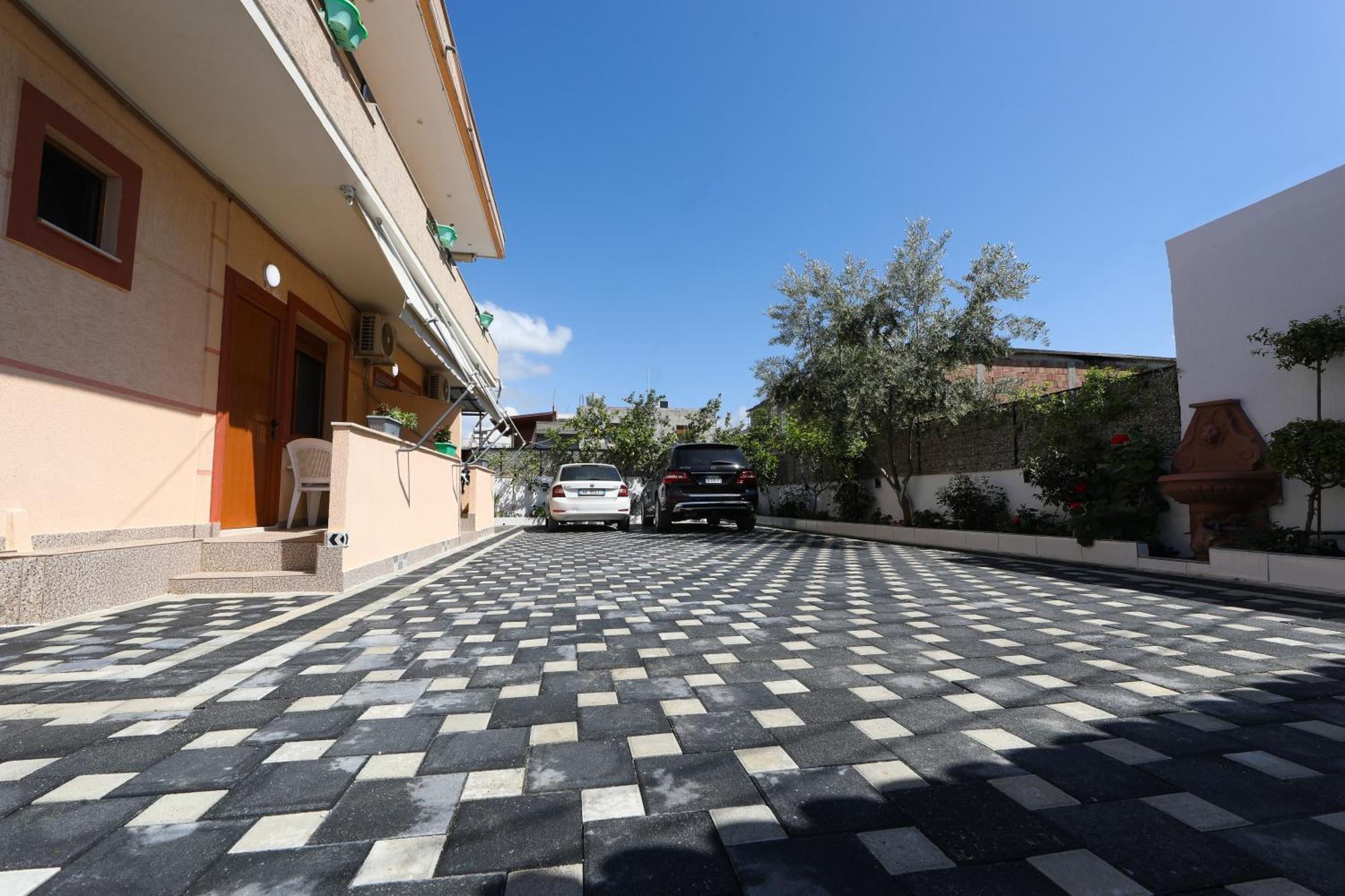 Vila Feliz - Premium Rooms With Free Private Parking Vlorë エクステリア 写真